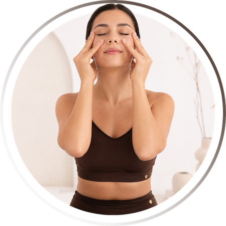Prática de yoga facial na região dos olhos