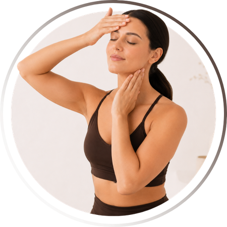 Prática de yoga facial em testa e pescoço